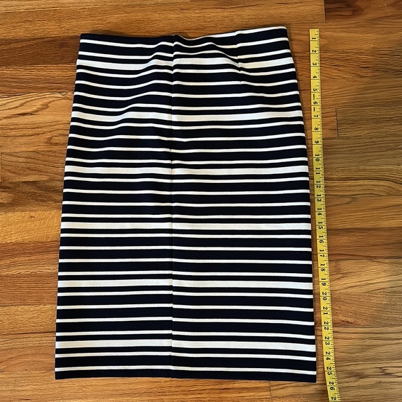 Stretchy Loft Pencil Skirt - Picture 5 of 6